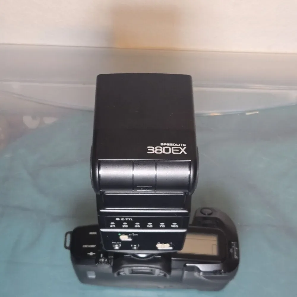 Canon EOS 650 35mm SLR Film Camera w/ Canon Speedlite 380EX Flash Tested Works
